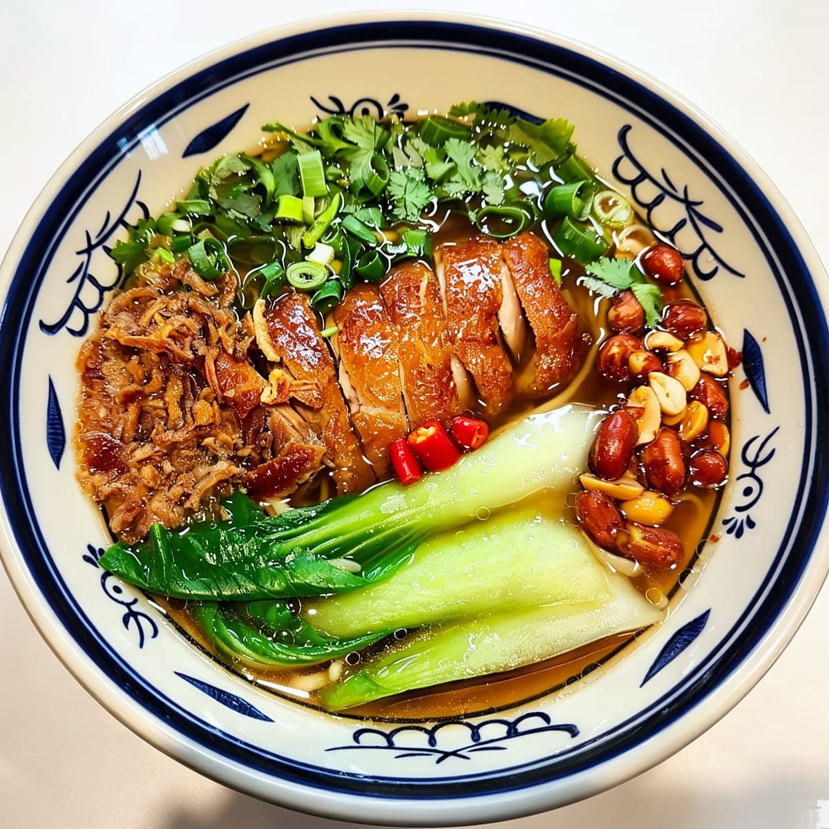 Nouilles au canard laqué croustillant, pak choï et cacahuètes