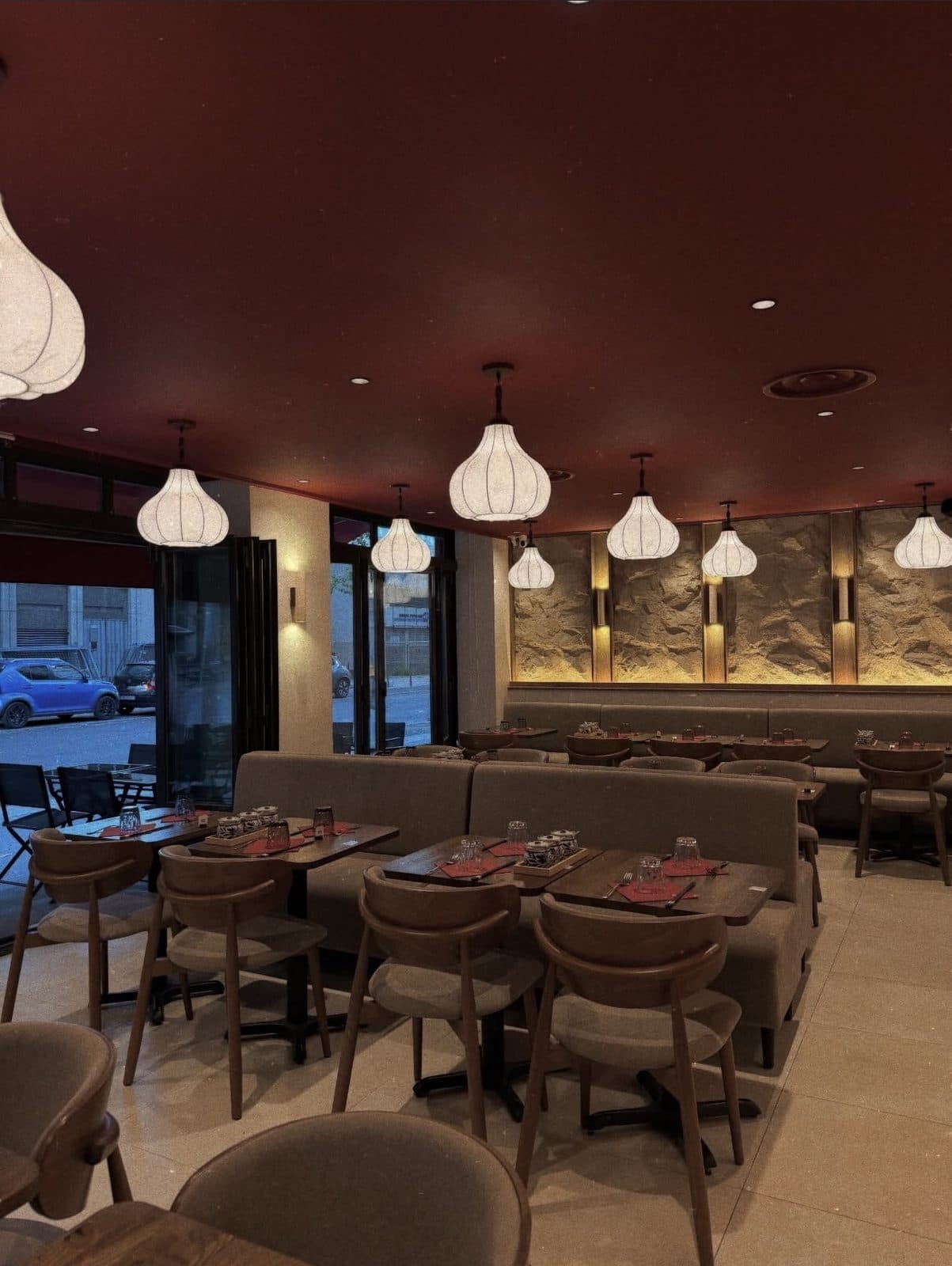 Banquettes et tables sous les lanternes