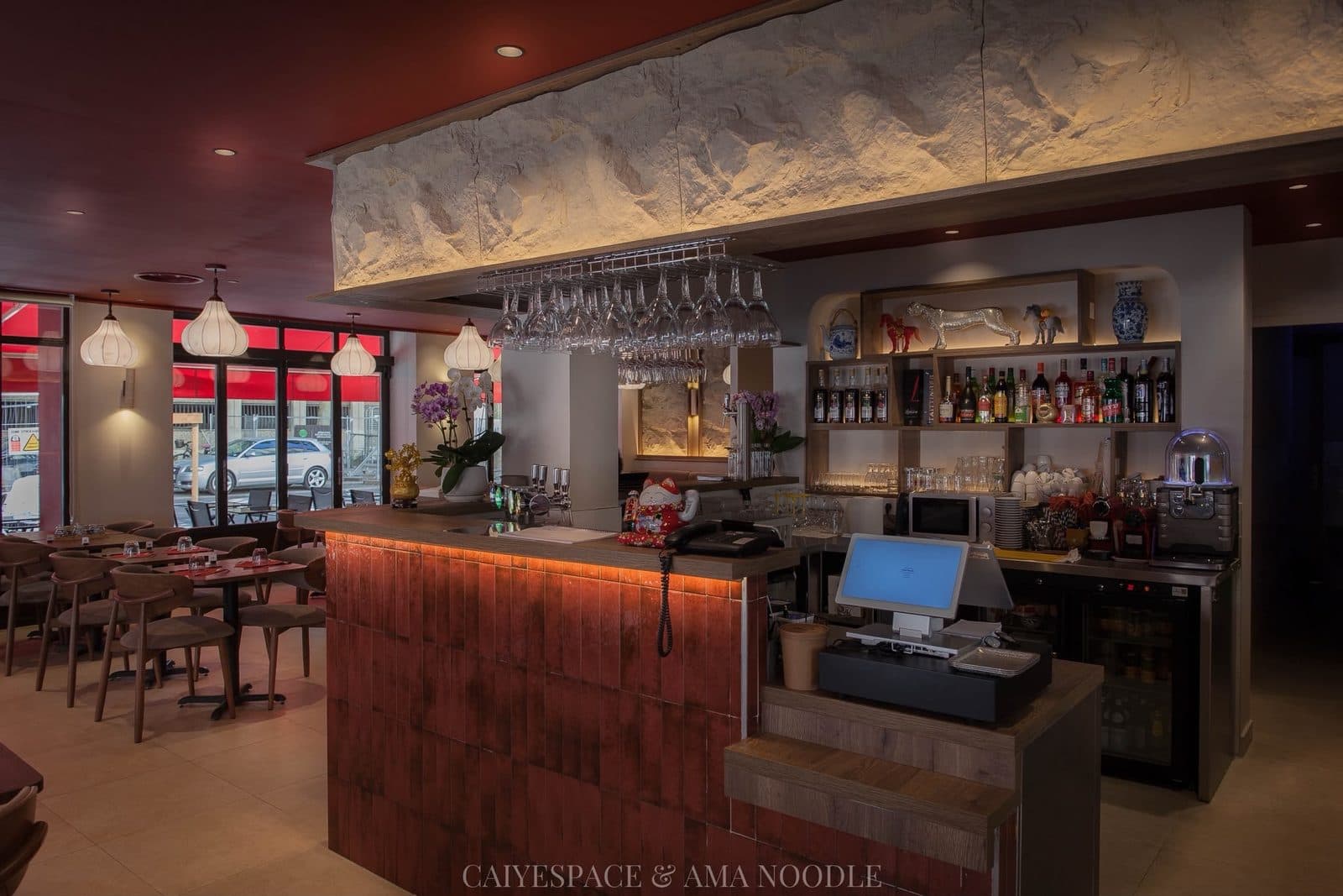 Le comptoir et le bar