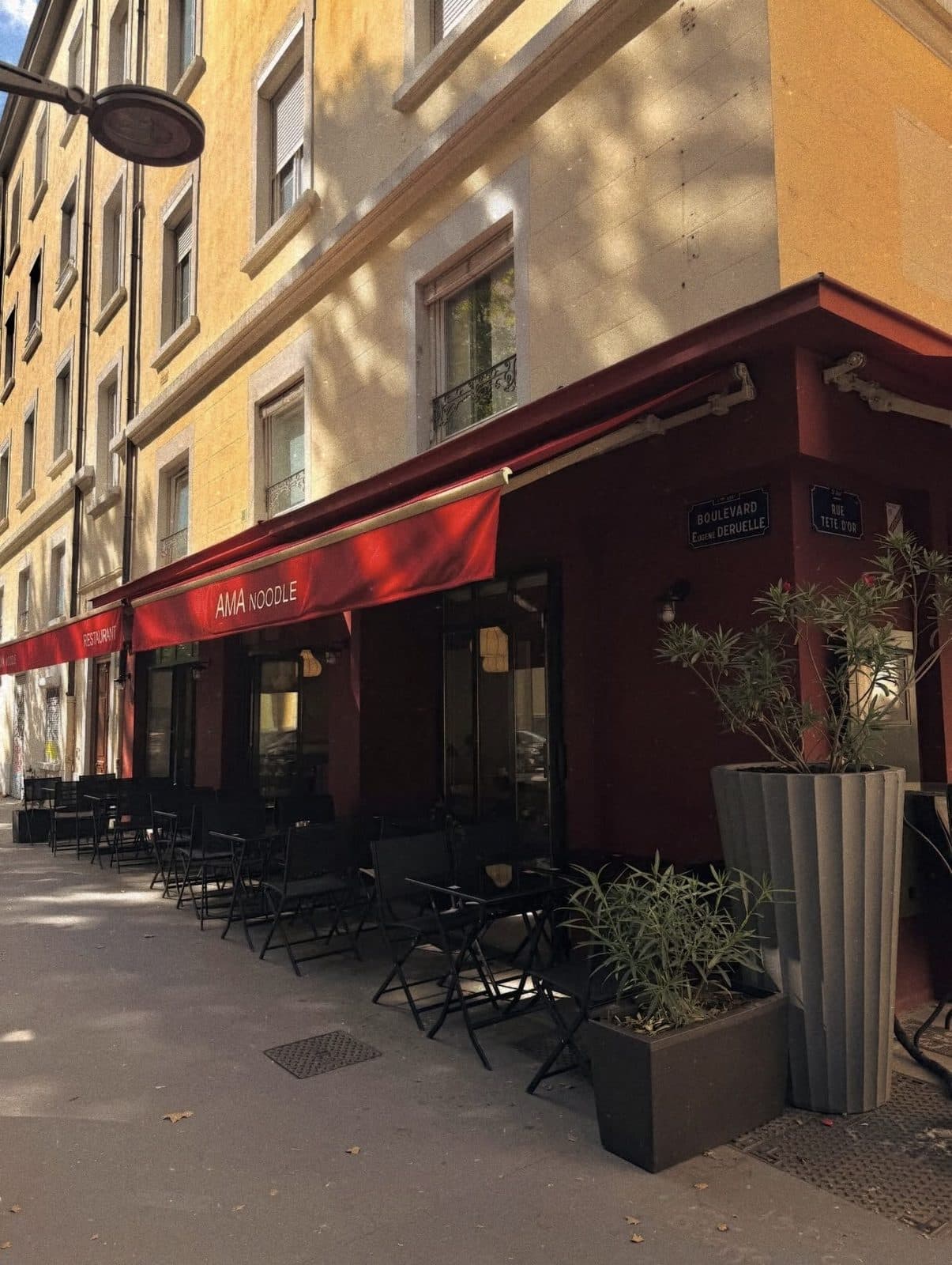 La façade d'Ama Noodle avec son store rouge et sa terrasse, boulevard Eugène Deruelle
