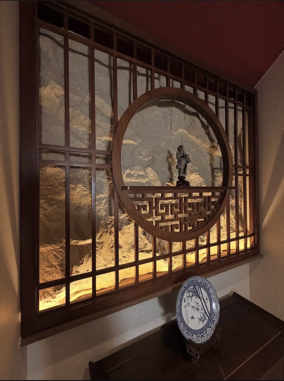 Fenêtre en bois ajouré avec motif circulaire
