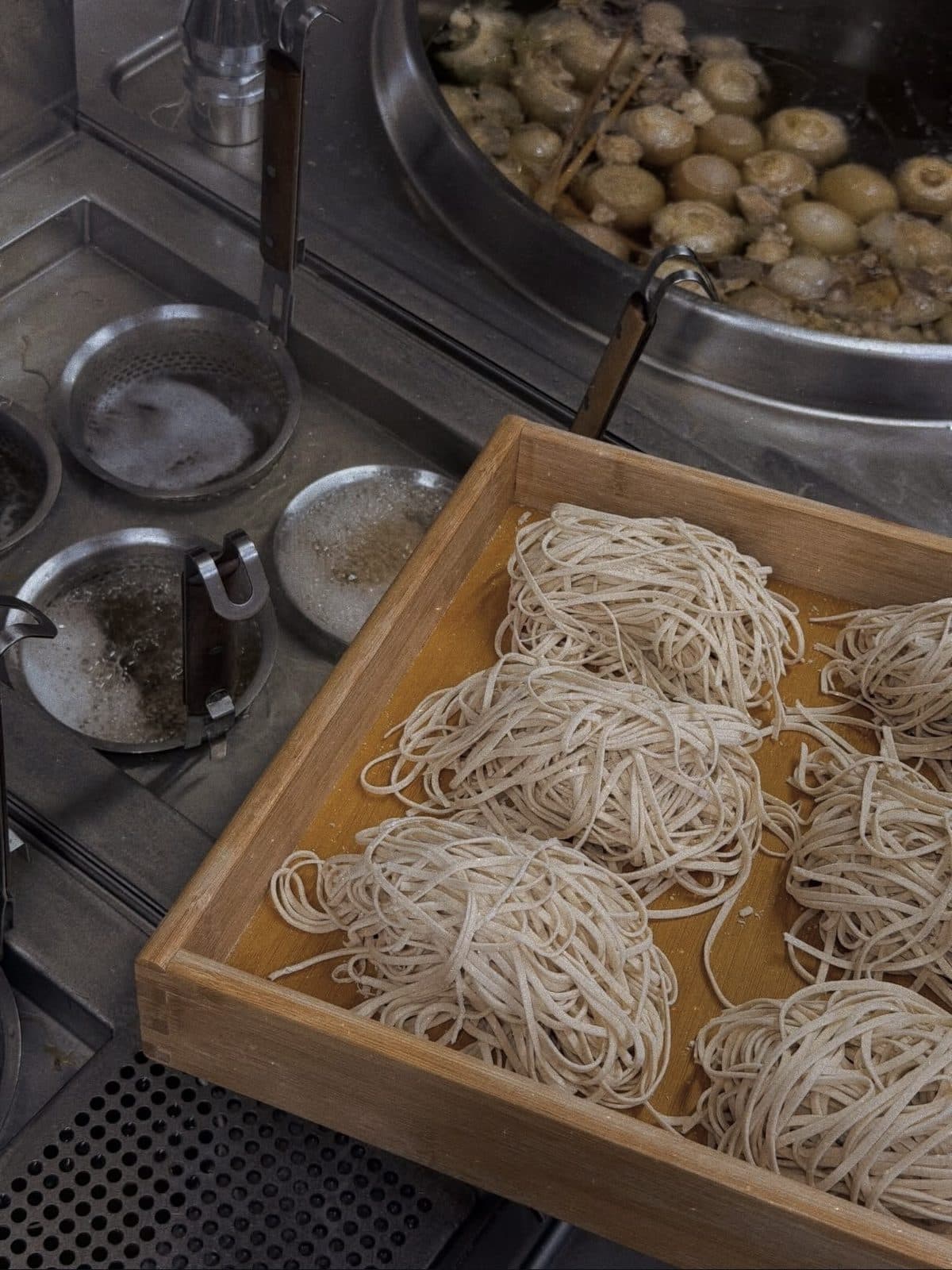 Nouilles fraîches maison prêtes à être cuites en cuisine